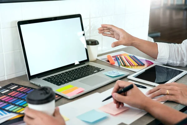 Gente creativa equipo gente de negocios y compañeros de trabajo trabajando toge — Foto de Stock