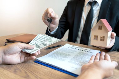 Satın almak veya satmak gayrimenkul kavramı, satış temsilcisi teklif ev