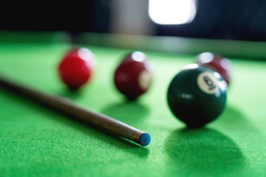 Man el ve Cue kol Snooker oyunu oynarken veya amaçlayan hazırlamak 
