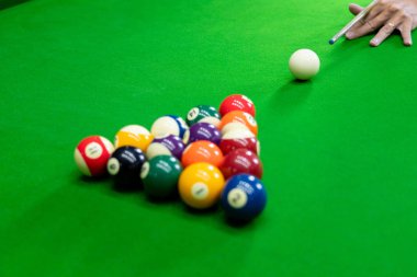 Man el ve Cue kol Snooker oyunu oynarken veya amaçlayan hazırlamak 