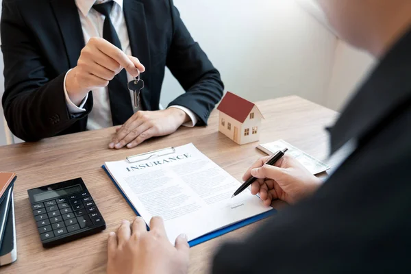 Broker immobiliare o agente di vendita dando consulenza al cliente — Foto Stock