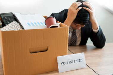 Kahverengi cardbo üzerinde ambalaj kişisel şirket taşıyan businessperson