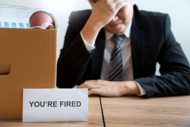 Kahverengi cardbo üzerinde ambalaj kişisel şirket taşıyan businessperson