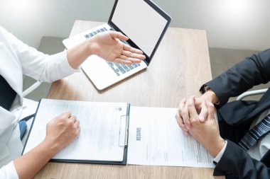 Ciddi adam işe alma hakkında bir özgeçmiş okuma bir iş toplantısı var