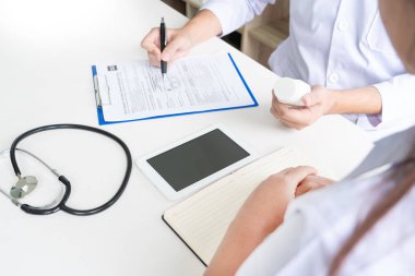 Doktor açıklayan ve bir hasta tıbbi bir Danışma veren