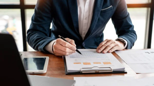 Strategie-Analyse-Konzept, Geschäftsmann arbeitet Finanzmanagement — Stockfoto