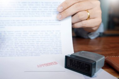 Erkek noktası imza koyarak iş belgesini imzalamak için, f
