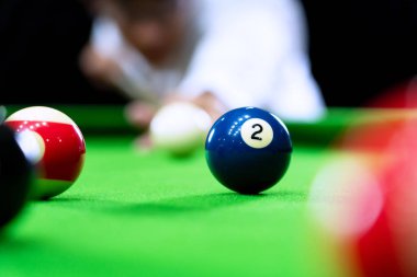 Man el ve Cue kol Snooker oyunu oynarken veya amaçlayan hazırlamak 