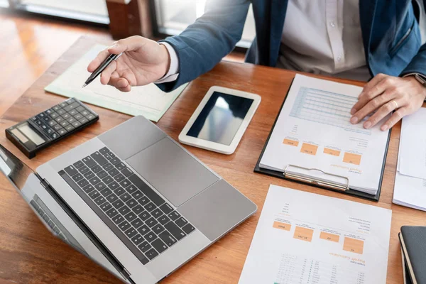 Strategie-Analyse-Konzept, Geschäftsmann arbeitet Finanzmanagement — Stockfoto