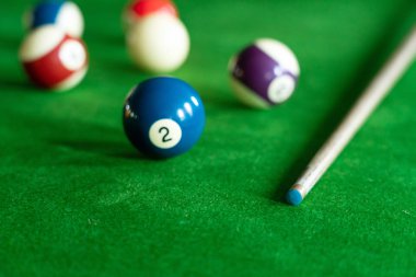 Man el ve Cue kol Snooker oyunu oynarken veya amaçlayan hazırlamak 