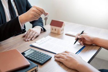 Satın almak veya satmak gayrimenkul kavramı, satış temsilcisi teklif ev