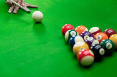 Man el ve Cue kol Snooker oyunu oynarken veya amaçlayan hazırlamak 