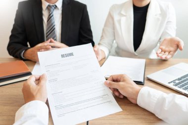 Ciddi adam işe alma hakkında bir özgeçmiş okuma bir iş toplantısı var