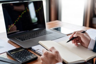 iş adamı veya Broker hakkında analiz bilgisayar laptop bakıyor