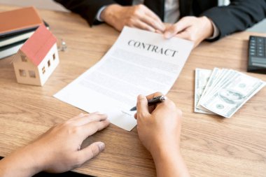 Müşteri danışmanlık veren gayrimenkul Broker veya satış ajanı