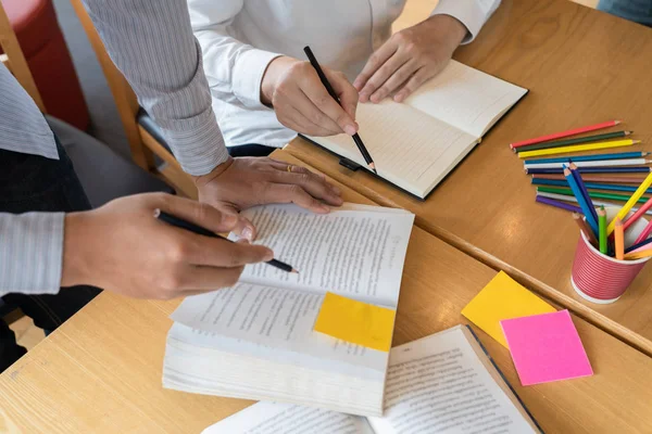 Educación y concepto escolar, campus de estudiantes ayuda Institución — Foto de Stock