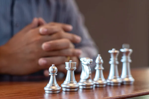 Omul de afaceri muta jocul de șah pentru concurența de afaceri și echipa — Fotografie, imagine de stoc