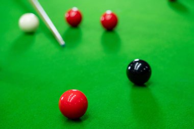 Ma eğlence oynamak için yeşil masada Snooker topları