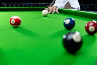 Man el ve Cue kol Snooker oyunu oynarken veya amaçlayan hazırlamak