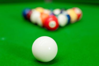 Mavi masada renkli bilardo ve Snooker Ball Pool oyunu, rela