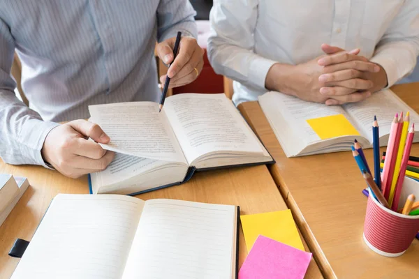 Educación y concepto escolar, campus de estudiantes ayuda Institución — Foto de Stock