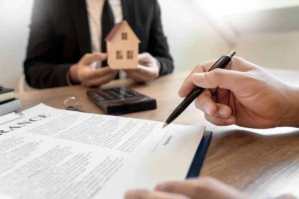 Broker immobiliare o agente di vendita dando consulenza al cliente — Foto Stock