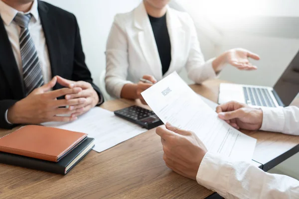 Bewerberin für Unternehmensberatung im Anzug sieht skeptisch — Stockfoto