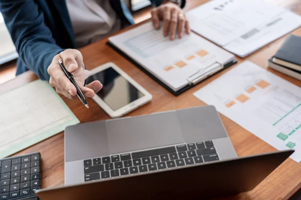 Strategie analyse concept, zakenman werkend financieel beheer — Stockfoto