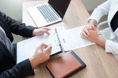 Ciddi adam işe alma hakkında bir özgeçmiş okuma bir iş toplantısı var