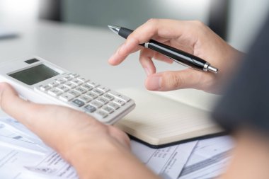 Bir makbuz kontrol b tutan muhasebe hesaplamak vurguladı adam