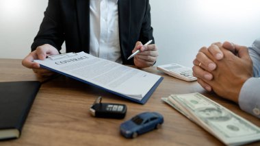 Ajan Broker elinde bir ulaşım mahkumu gösteren belge tutuyor.