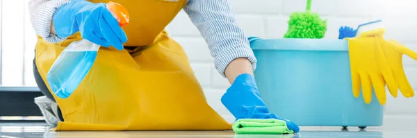 Limpieza Doméstica Usando Guantes Goma Con Limpieza Tela Aplicando Cuidado —  Fotos de Stock