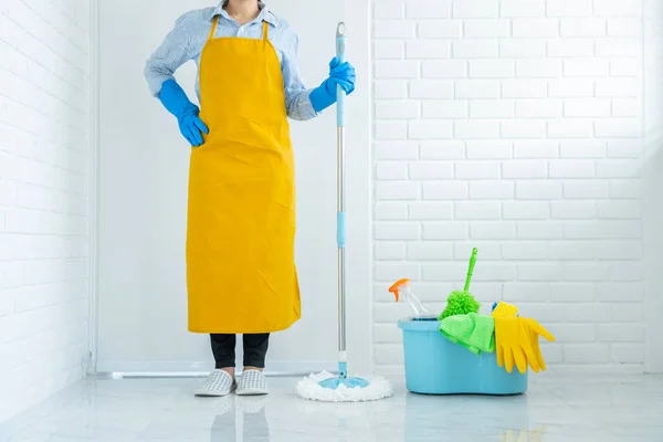 Junge Haushälterin Oder Putzfrau Mit Schutzhandschuhen Wischmopp Hauswirtschaftsreinigung — Stockfoto