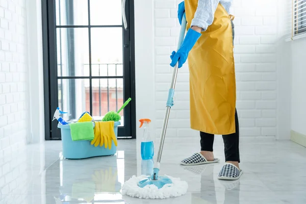 年轻管家或在拖把清洗地板时戴防护手套 家务活清洁服务 — 图库照片