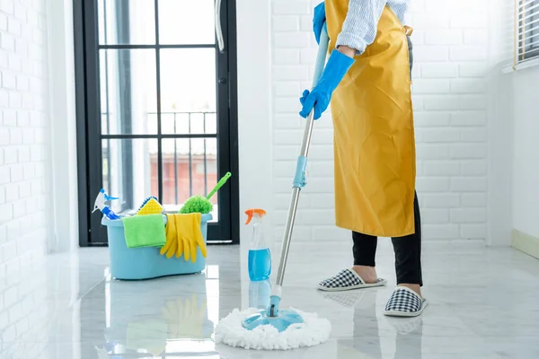 Junge Haushälterin Oder Putzfrau Mit Schutzhandschuhen Wischmopp Hauswirtschaftsreinigung — Stockfoto