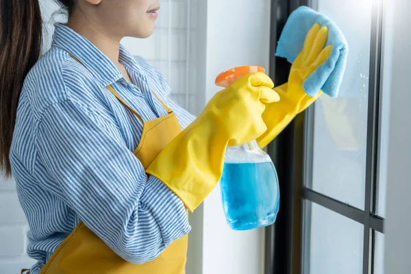 Junge Asiatin Leuchtend Gelben Handschuhen Fenster Mit Blauem Lappen Und — Stockfoto