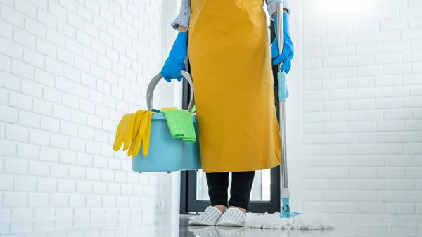 Junge Haushälterin Oder Putzfrau Mit Schutzhandschuhen Wischmopp Hauswirtschaftsreinigung — Stockfoto