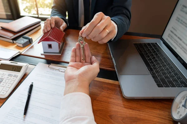 Comprare Vendere Concetto Immobiliare Rappresentante Vendita Offerta Contratto Acquisto Casa — Foto Stock