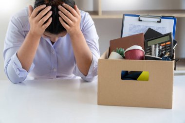 İş kadınlarının kahverengi karton kutu paketlemelerinin stresi istifa ettikten ve sözleşmeyi iptal ettikten sonra sahip oldukları şeyler, iş değişikliği ya da istifa konsepti.