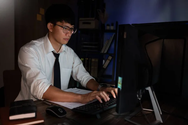 Aantrekkelijke Jonge Aziatische Zakenman Geconcentreerd Werken Tot Laat Overuren Publicatie — Stockfoto