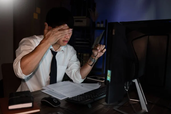 Empresário Workaholic Sentar Computador Trabalhando Até Tarde Noite Bocejo Cansado — Fotografia de Stock