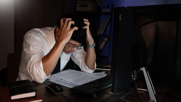 Stresli Asyalı Adamı Geç Saatlere Kadar Ofiste Tek Başına Çalışıyor — Stok fotoğraf
