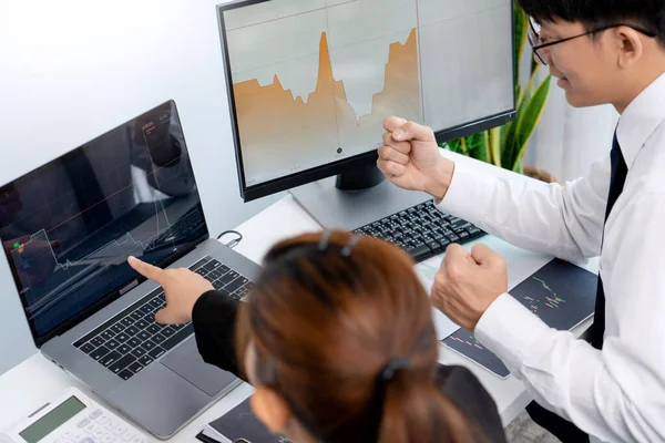 Business Team Investment Trading Analysing Data Graphs Reports Working Laptop — Stock Photo, Image