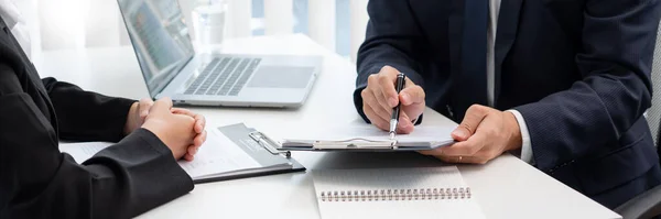 Jonge Zakenvrouw Uitleggen Haar Profiel Het Houden Van Tijdens Corporate — Stockfoto