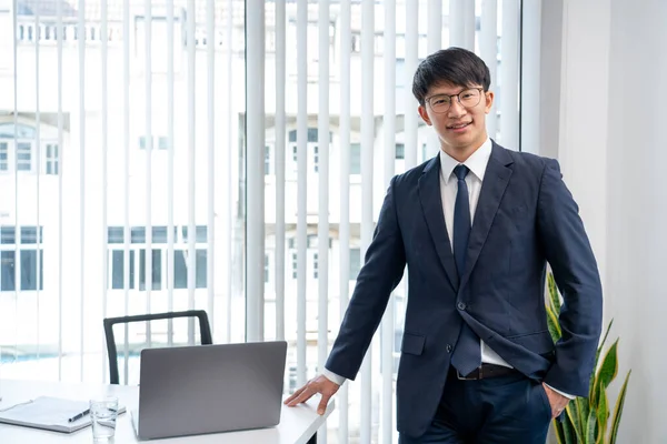 Aantrekkelijke Knappe Aziatische Zakenmannen Bril Lachend Positief Gelukkig Vrolijk Zijn — Stockfoto