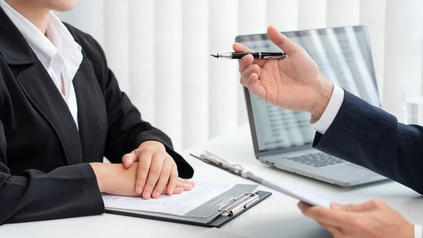 Young Businesswoman Explaining Her Profile Holding Resume Corporate Meeting Job — Stock Photo, Image