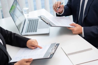 Ofis müdürünün önünde oturan kendine güvenen işadamı iş görüşmesi için iş arkadaşı veya patronuyla görüşüyor..