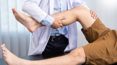 Fizyoterapist doktor rehabilitasyonu fizyoterapi, fizyoterapi kliniğinde ya da hastanede hastalara diz tedavisi uyguluyor.