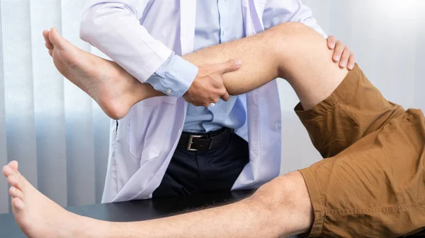 Physiotherapist Doctor Rehabilitation Consulting Physiotherapy Giving Exercising Knee Treatment Patient — Stock Photo, Image