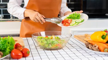 Sağlıklı yemek hazırlayan bir kadın. Sebze salatası. Salata, ahşap kaşık..